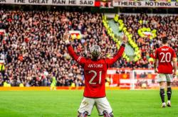 开云APP-曼联主场大胜，球迷狂欢庆祝