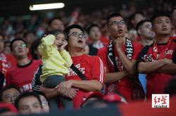 开云体育在线-场面火爆！足球观众席沸腾不已的简单介绍