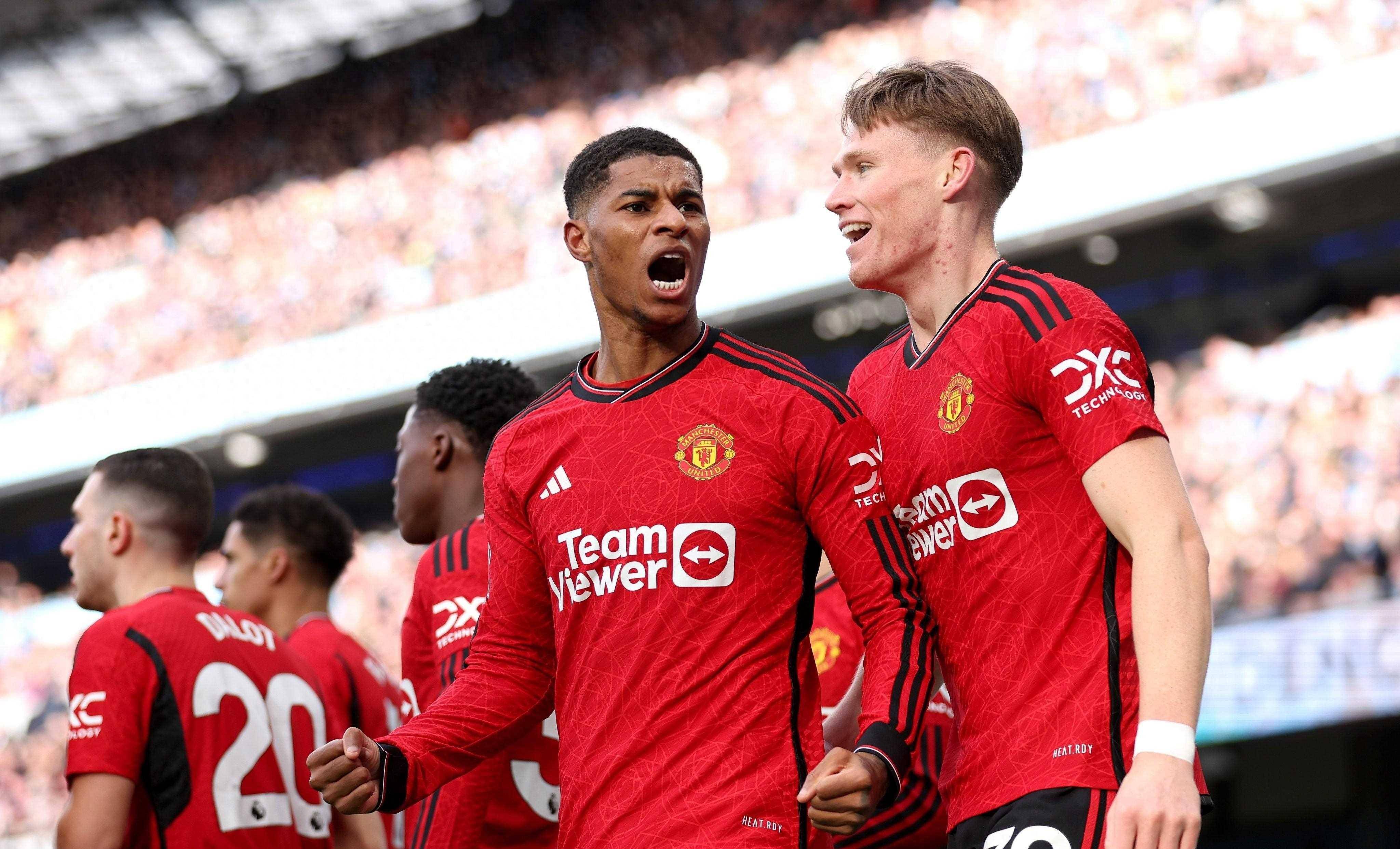 曼联主场大胜,球迷狂欢庆祝 曼联主场大胜,球迷狂欢庆祝