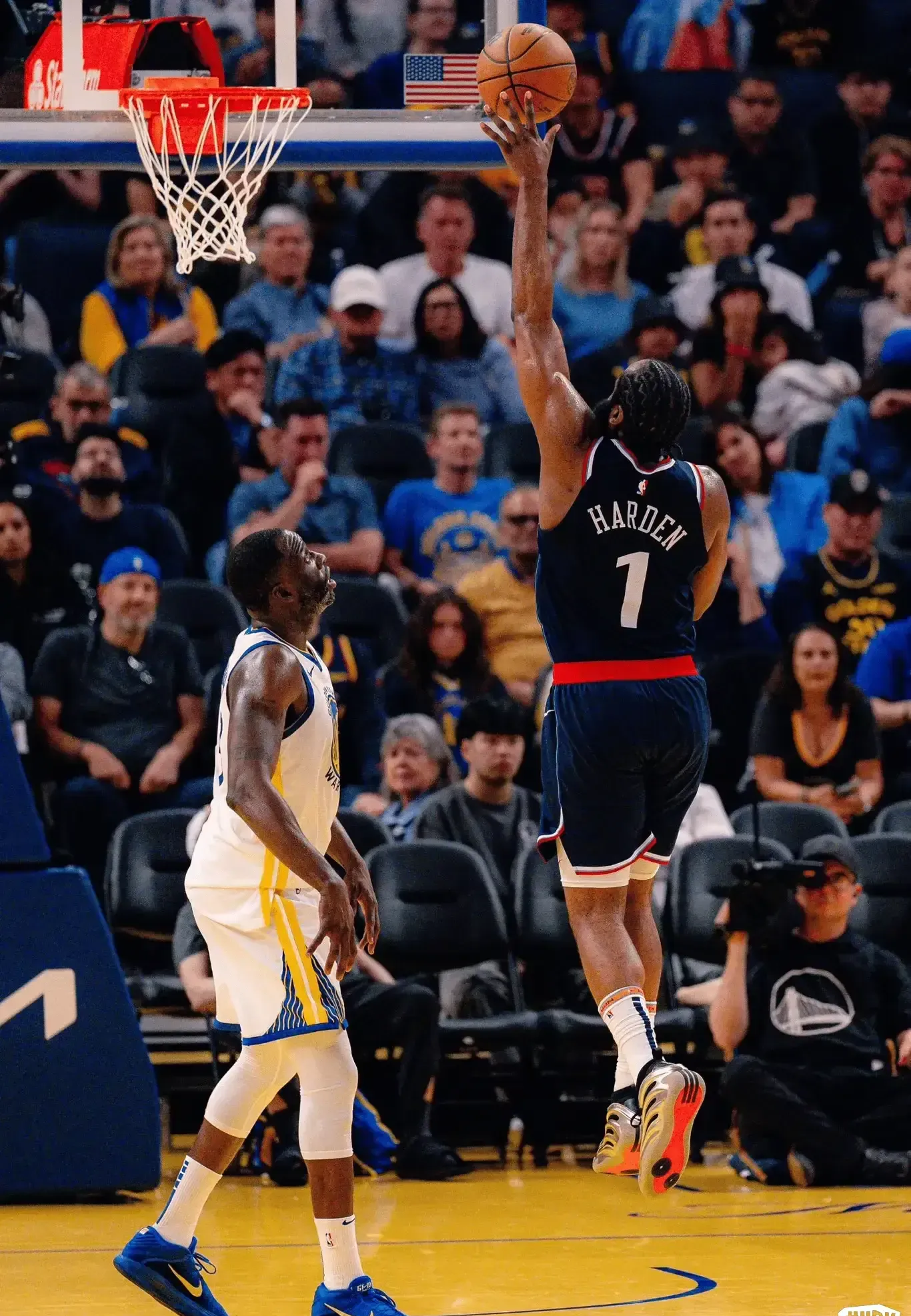 火箭主场击败独行侠,哈登表现抢眼 火箭主场击败独行侠,哈登表现抢眼