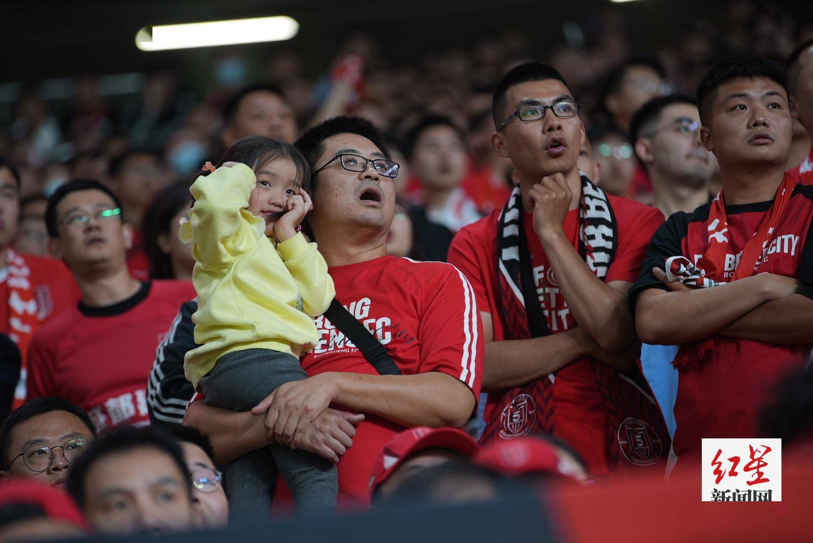 场面火爆!足球观众席沸腾不已的简单介绍 场面火爆!足球观众席沸腾不已的简单介绍