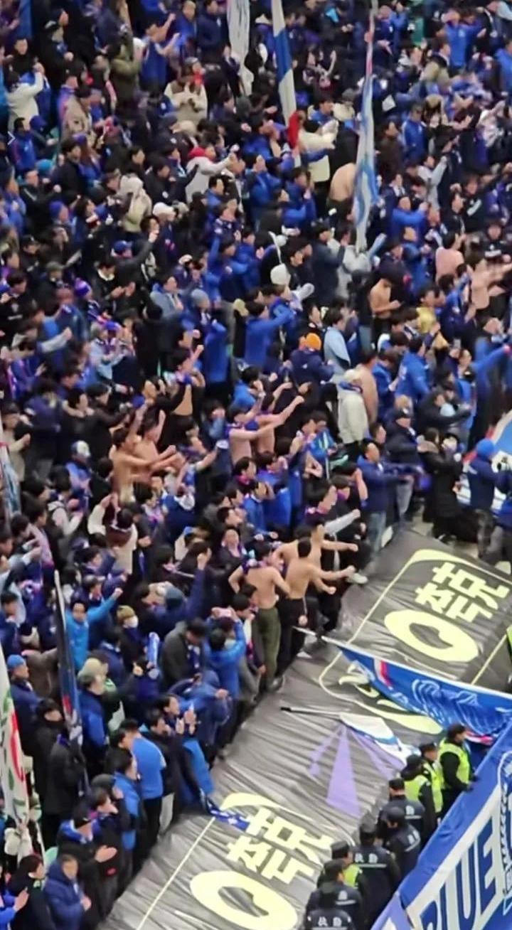 场面火爆!足球观众席沸腾不已的简单介绍 场面火爆!足球观众席沸腾不已的简单介绍